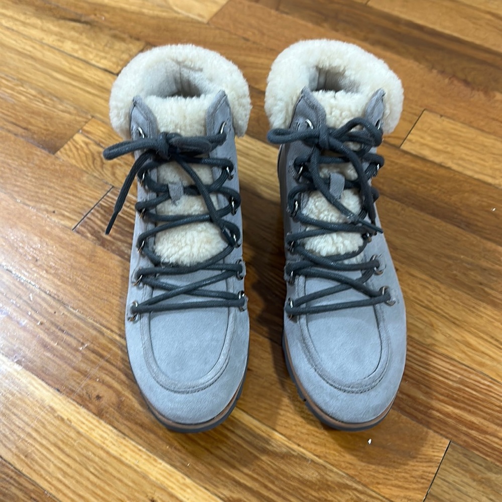 Sorel light grey ankle boots with shearling details